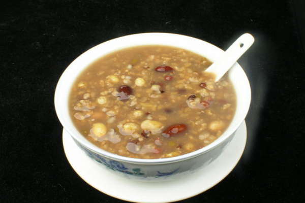 天冷進(jìn)補(bǔ)來碗紅棗紫米粥暖身健脾胃 天冷進(jìn)補(bǔ)來碗紅棗紫米粥暖身健脾胃