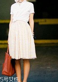 秋季白色裙子怎么搭配 秋季白色裙子搭配圖片 秋季白色裙子怎么搭配 秋季白色裙子搭配圖片