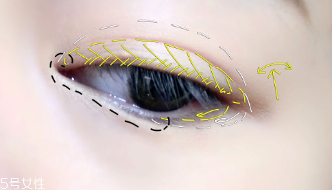 眼線(xiàn)和眼影先畫(huà)哪個(gè) 眼線(xiàn)和眼影搭配畫(huà)法步驟