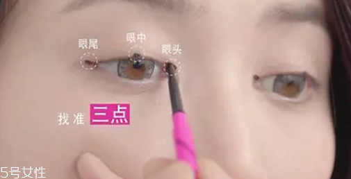 眼線(xiàn)和眼影先畫(huà)哪個(gè) 眼線(xiàn)和眼影搭配畫(huà)法步驟