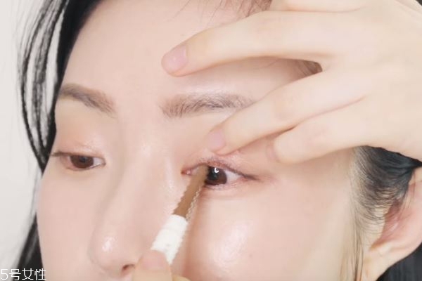 眼鏡妝怎么畫可愛 4步驟打造精神煥發(fā)眼妝