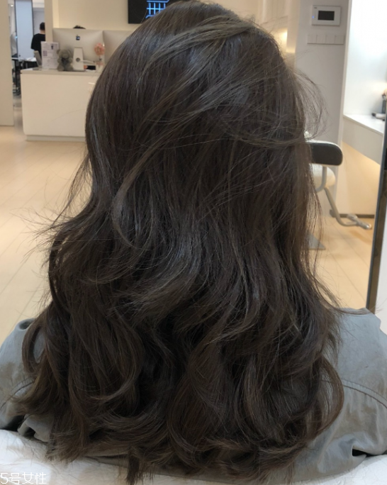 黑茶色適合什么膚色 黑茶色配方 黑茶色適合什么膚色 黑茶色配方