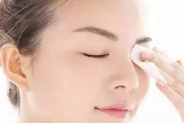 用卸妝油長(zhǎng)痘怎么辦 用對(duì)卸妝很重要