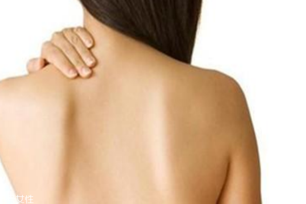 駝背、小腹凸是肩胛骨不正惹的禍