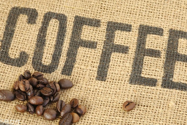 咖啡豆的形狀如何挑選 優(yōu)劣咖啡豆對(duì)比圖