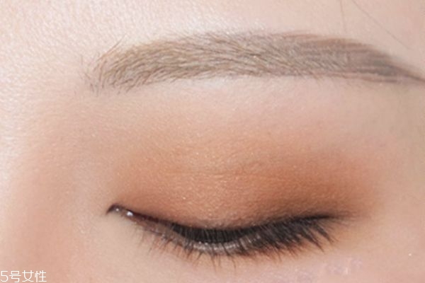 灰綠眼妝的畫法 綠色眼影妝容畫法