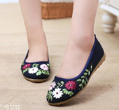 女孩子夏天穿什么鞋子 3款舒適又遮丑好鞋 女孩子夏天穿什么鞋子 3款舒適又遮丑好鞋