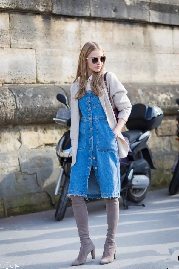 長(zhǎng)靴配什么衣服好看 冬天女生長(zhǎng)靴怎么搭配衣服
