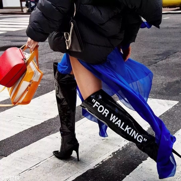 長(zhǎng)靴配什么衣服好看 冬天女生長(zhǎng)靴怎么搭配衣服