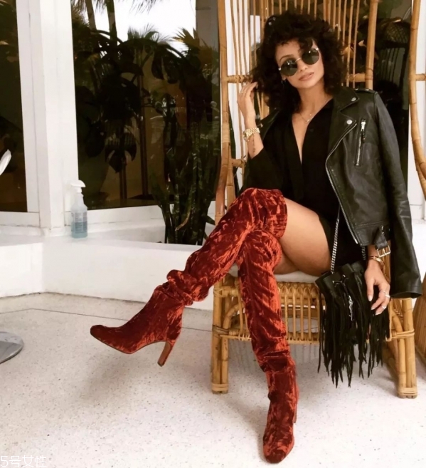 長(zhǎng)靴配什么衣服好看 冬天女生長(zhǎng)靴怎么搭配衣服