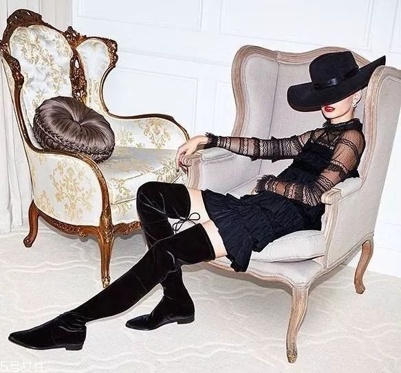 長(zhǎng)靴配什么衣服好看 冬天女生長(zhǎng)靴怎么搭配衣服