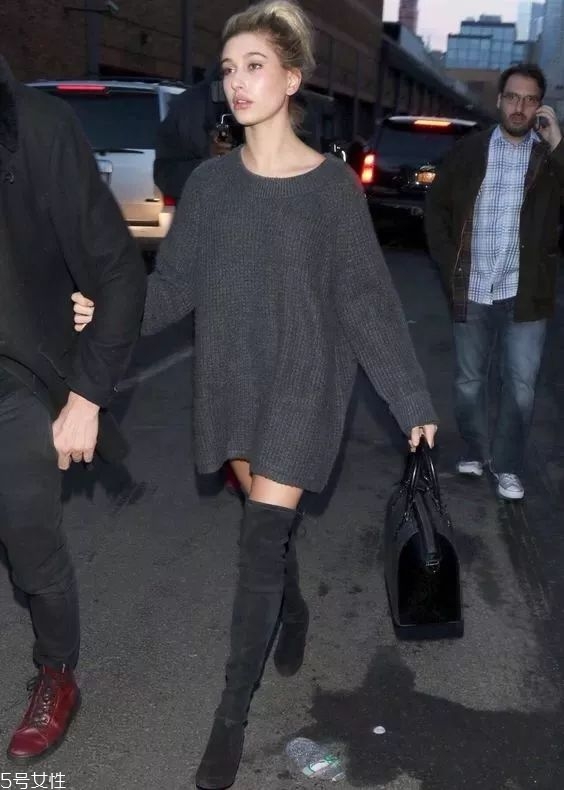 長(zhǎng)靴配什么衣服好看 冬天女生長(zhǎng)靴怎么搭配衣服