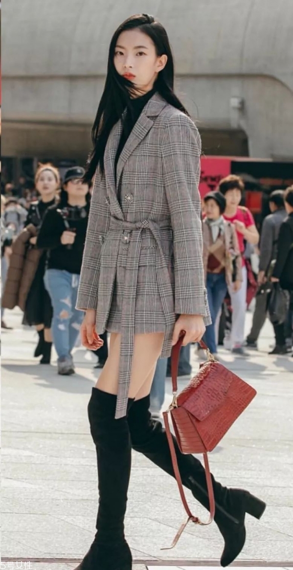 長(zhǎng)靴配什么衣服好看 冬天女生長(zhǎng)靴怎么搭配衣服