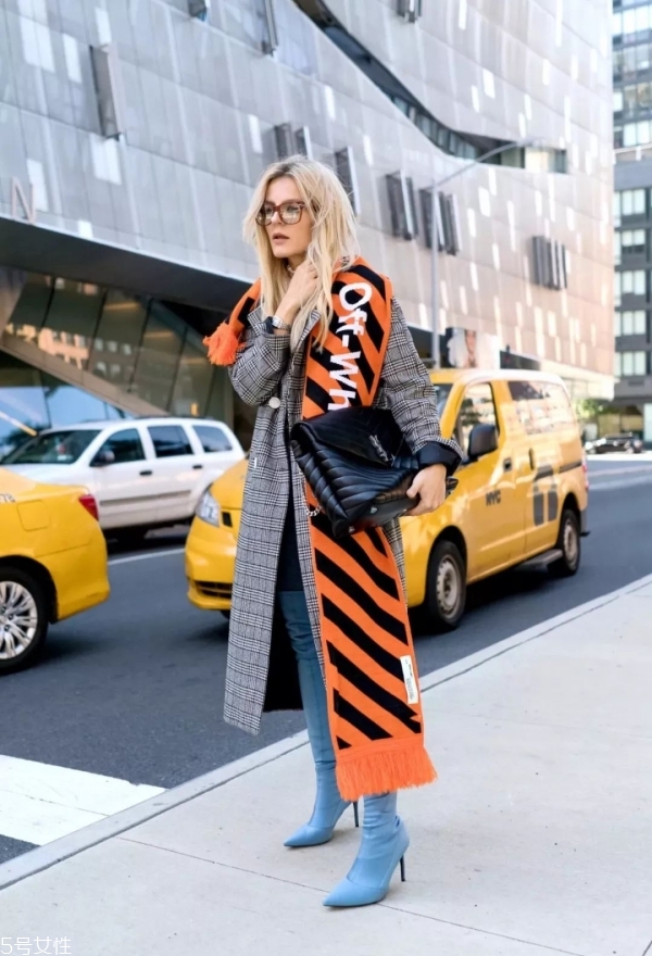 長(zhǎng)靴配什么衣服好看 冬天女生長(zhǎng)靴怎么搭配衣服