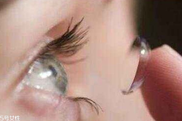 隱形眼鏡可以用自來水泡嗎 戴隱形眼鏡的注意事項(xiàng)