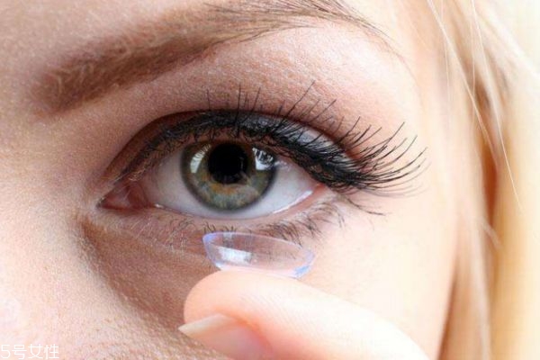 隱形眼鏡裂了一個(gè)小口能不能戴 堅(jiān)決不能戴 隱形眼鏡裂了一個(gè)小口能不能戴 堅(jiān)決不能戴