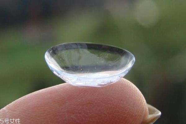 隱形眼鏡裂了一個(gè)小口能不能戴 堅(jiān)決不能戴 隱形眼鏡裂了一個(gè)小口能不能戴 堅(jiān)決不能戴