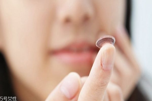 隱形眼鏡裂了一個(gè)小口能不能戴 堅(jiān)決不能戴 隱形眼鏡裂了一個(gè)小口能不能戴 堅(jiān)決不能戴