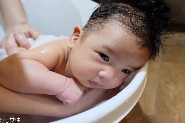 寶寶洗澡嗆水有事嗎 教你如何快速處理