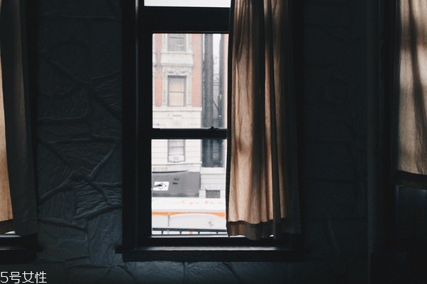 睡眠不足會(huì)引起什么癥狀 長痘肥胖變笨