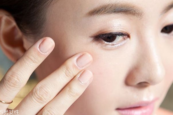 臉上為什么會(huì)長(zhǎng)斑點(diǎn) 斑點(diǎn)狂長(zhǎng)原因