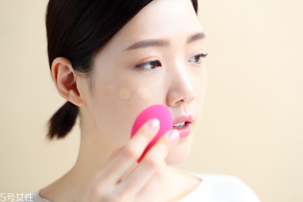 上妝浮粉怎么辦 妝前按摩來(lái)幫忙