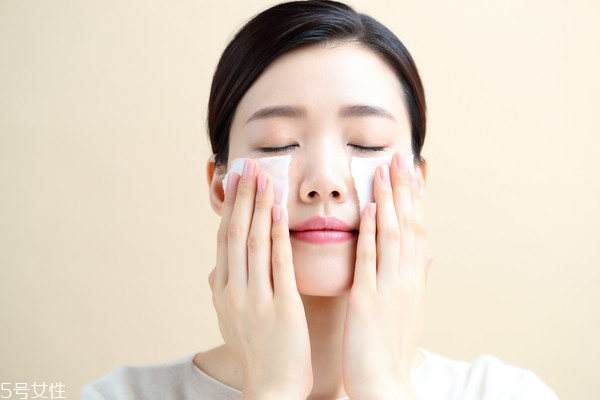 上妝浮粉怎么辦 妝前按摩來(lái)幫忙