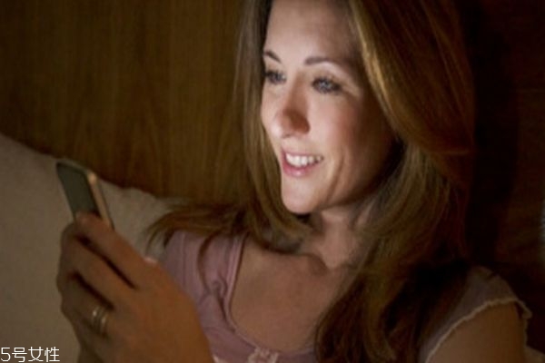 晚上玩手機(jī)開燈好還是不開燈好 你用對了嗎