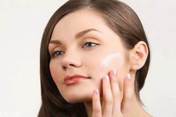 精華液使用多長時(shí)間 精華液一定要趁早用