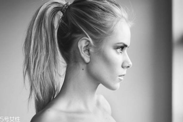 瓜子臉扎什么發(fā)型好看 韓式可愛(ài)減齡發(fā)型丸子頭扎法圖解