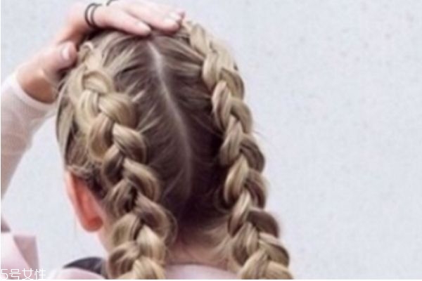 瓜子臉扎什么發(fā)型好看 韓式可愛(ài)減齡發(fā)型丸子頭扎法圖解