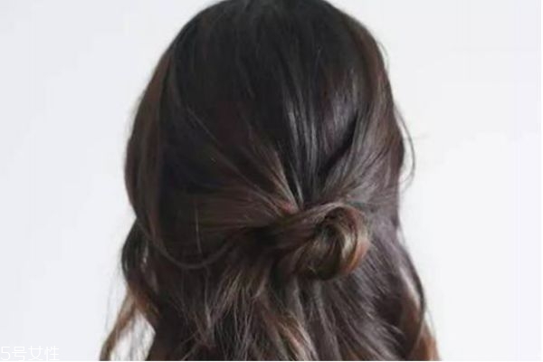 瓜子臉扎什么發(fā)型好看 韓式可愛(ài)減齡發(fā)型丸子頭扎法圖解