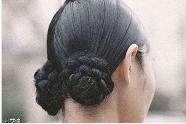 瓜子臉扎什么發(fā)型好看 韓式可愛(ài)減齡發(fā)型丸子頭扎法圖解