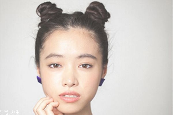 瓜子臉扎什么發(fā)型好看 韓式可愛(ài)減齡發(fā)型丸子頭扎法圖解