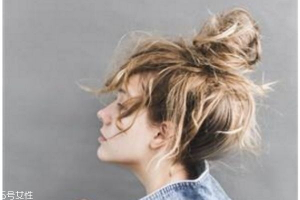 瓜子臉扎什么發(fā)型好看 韓式可愛(ài)減齡發(fā)型丸子頭扎法圖解