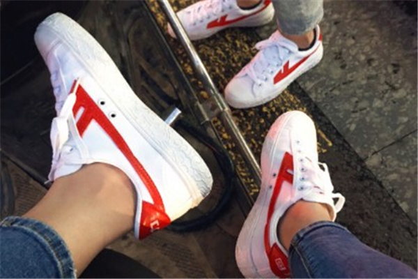 小白鞋哪個牌子好穿？小白鞋什么牌子舒服？