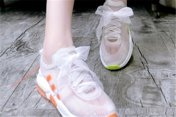 今年流行什么樣的小白鞋？今年最火的小白鞋款式