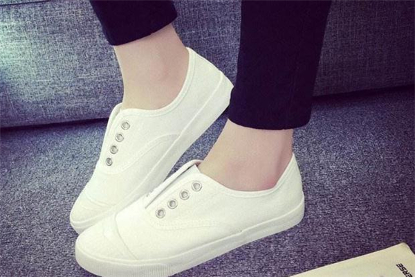 帆布小白鞋怎么搭配？帆布小白鞋搭配技巧