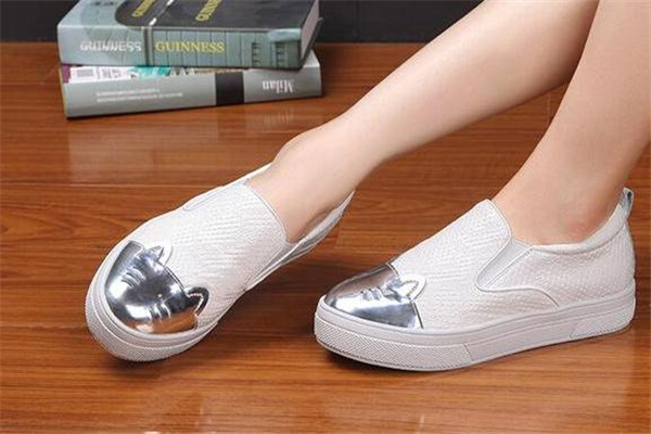 穿小白鞋配什么襪子？小白鞋襪子搭配圖片