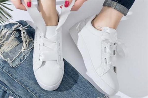 小白鞋配什么褲子？經(jīng)典百搭全靠它
