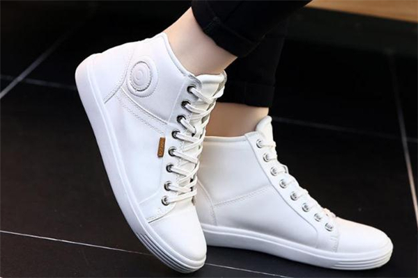 冬天小白鞋怎么搭配？省心搭配get起來