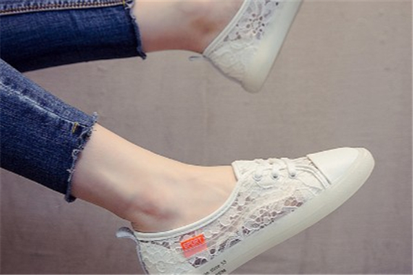 冬天小白鞋怎么搭配？省心搭配get起來