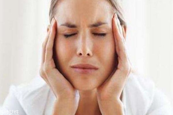 嘴唇上長(zhǎng)皰疹用什么藥膏 嘴唇上長(zhǎng)皰疹會(huì)傳染嗎