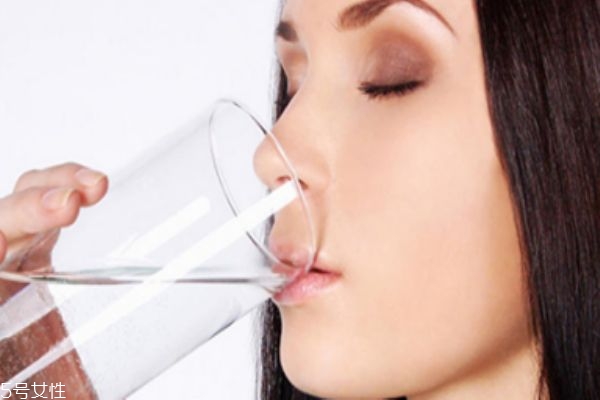 嘴唇上長皰疹用什么藥膏 嘴唇上長皰疹會(huì)傳染嗎