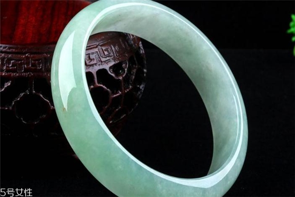 糯種翡翠手鐲多少錢 翡翠質(zhì)感很關(guān)鍵 糯種翡翠手鐲多少錢 翡翠質(zhì)感很關(guān)鍵