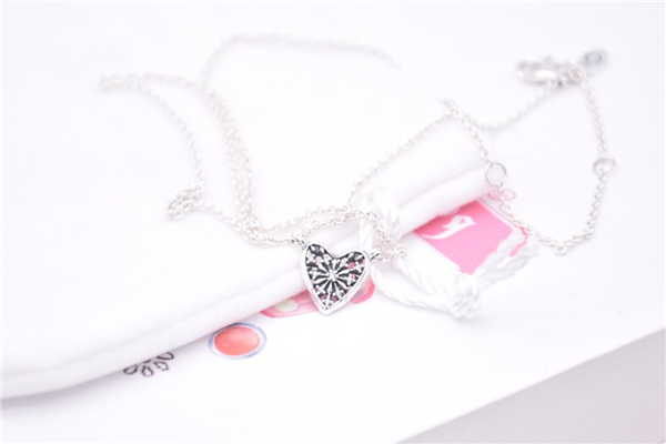 潘多拉冬日之心項(xiàng)鏈多少錢(qián) 氣質(zhì)個(gè)性鎖骨鏈