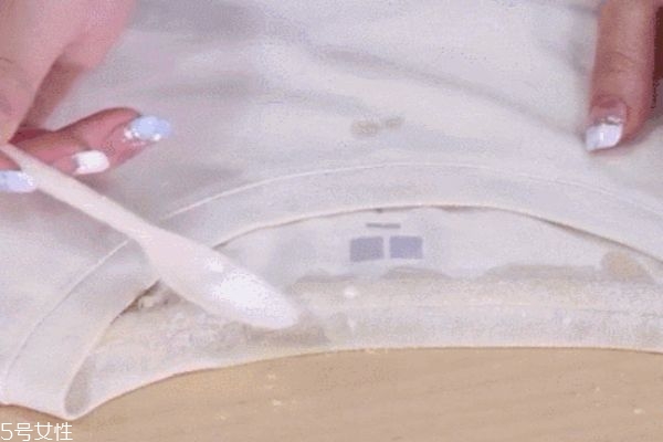 衣服上的油漬怎么去除小竅門 7招讓你告別油漬污染 衣服上的油漬怎么去除小竅門 7招讓你告別油漬污染
