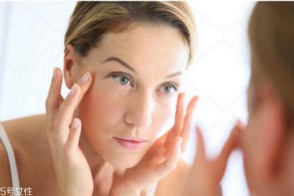 眼睛為什么會(huì)腫 眼睛腫了用熱水還是冷水敷 眼睛為什么會(huì)腫 眼睛腫了用熱水還是冷水敷