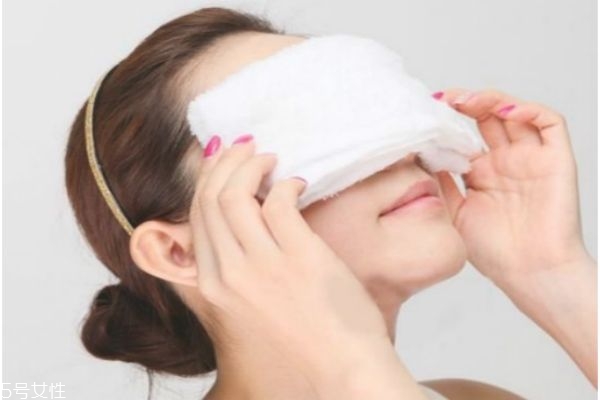 眼睛為什么會(huì)腫 眼睛腫了用熱水還是冷水敷 眼睛為什么會(huì)腫 眼睛腫了用熱水還是冷水敷