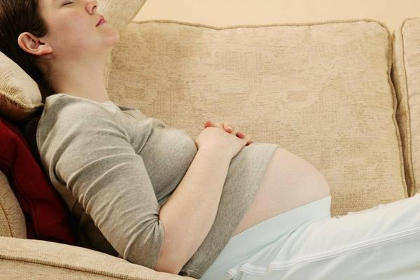 孕婦長(zhǎng)期左側(cè)睡的危害 容易睡出斜頸寶寶 孕婦長(zhǎng)期左側(cè)睡的危害 容易睡出斜頸寶寶